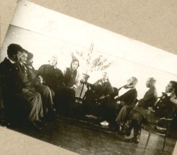 Фотография. Драмкружок больных в Ставропольской психиатрической больнице. 1930-е гг. Из фотоальбома главного врача А.Я. Доршта 1939 г.
